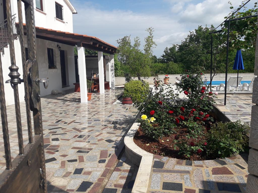 Apartments Angela Zbandaj Экстерьер фото